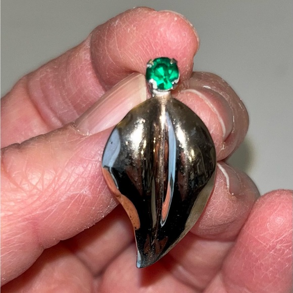 Vintage, silver tone leaf earrings with green stone. - Picture 5 of 6